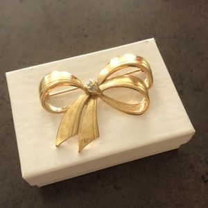 Vintage Avon Brooch Bow